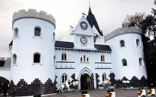  North Gate and Service Center (青青草原服務中心)